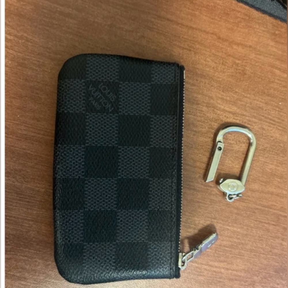 Louis Vuitton Damier Graphite Key pouch.
Missing chain that attaches the clasp.